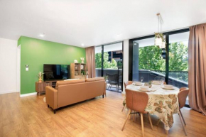Spacious 2-bed apt in Docklands Balcony & Free Parking